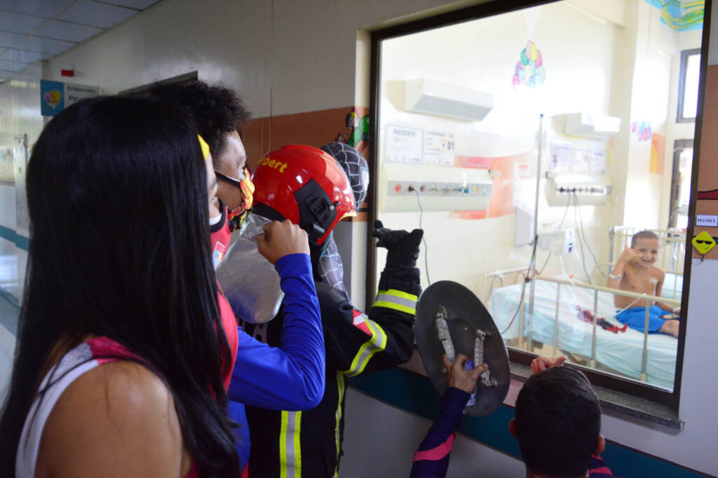 Ação com super-heróis surpreendeu pacientes de oncologia do HRBA