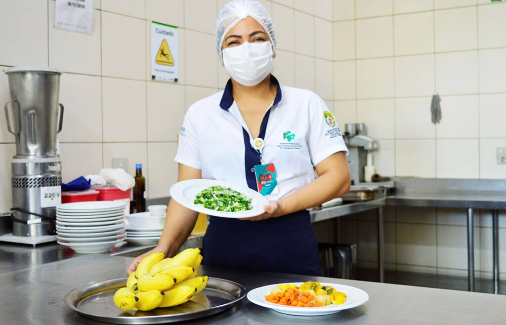 Nutricionista mostra prato com alimentos da horta do HRBA
