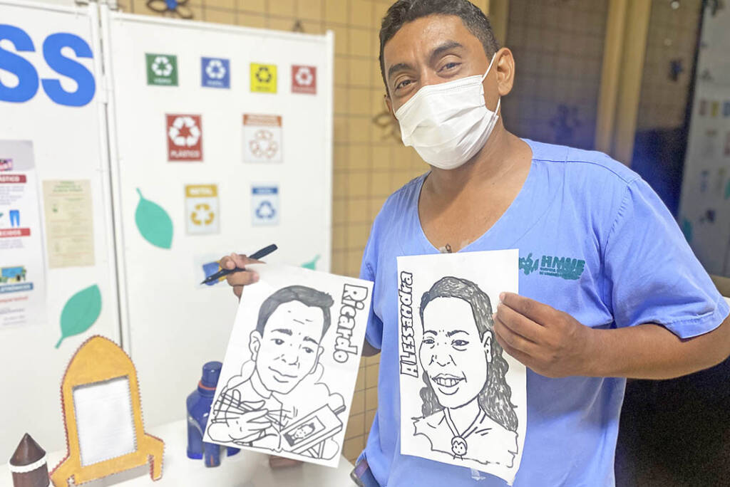 Colaborador faz caricaturas em oficinal do Hospital Metropolitano de Ananindeua