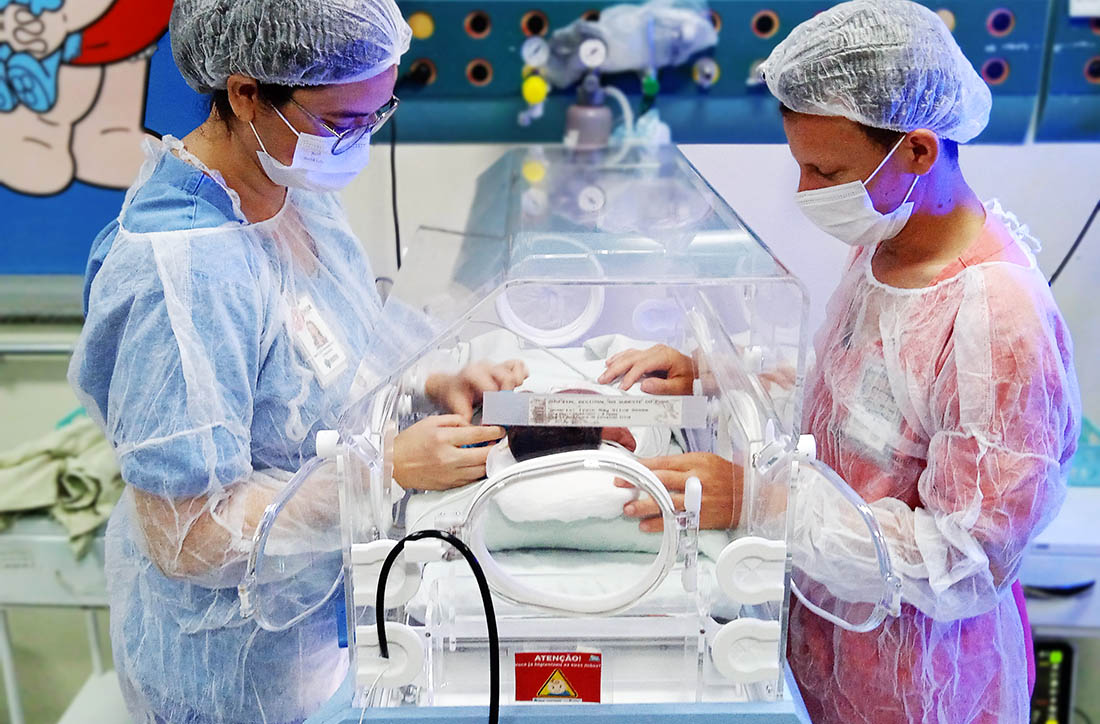 Incubadoras e berços aquecidos são fundamentais na recuperação de bebês ...